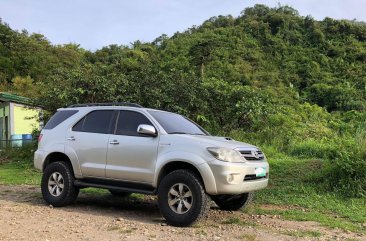 Selling Pearl White Toyota Fortuner 2005 in Samal