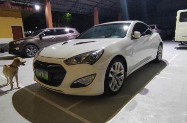 Selling White Hyundai Genesis 2013 in Bulakan