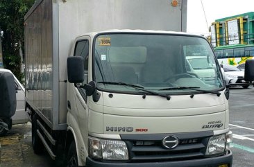 Pearl White Hino Dutro 2017 for sale in Manual