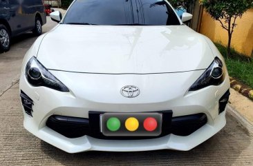 Selling Pearl White Toyota 86 2018 in Biñan