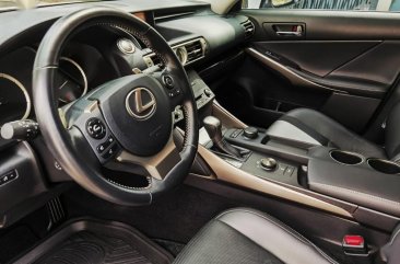 Selling Pearl White Lexus IS350 2017 in Quezon