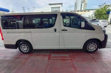 Selling White Toyota Hiace Commuter 2020 in Manila