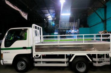 White Isuzu Elf 2015 for sale in Quezon