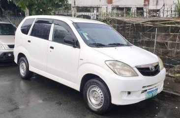 Selling White Toyota Avanza 2010 in Quezon