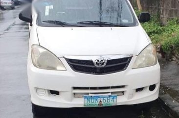 Selling White Toyota Avanza 2010 in Quezon