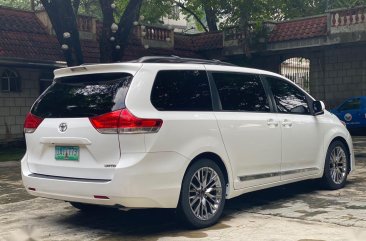 Selling White Toyota Sienna 2013 in Malabon