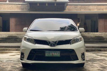 Selling White Toyota Sienna 2013 in Malabon