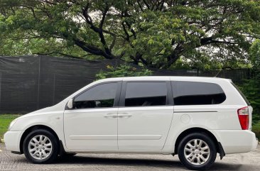 Sell White 2011 Kia Carnival in Las Piñas