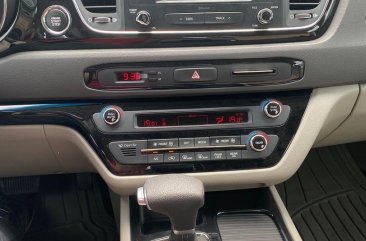 Selling Pearl White Kia Carnival 2018 in Pasig