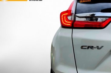 Selling White Honda CR-V 2018 in Quezon