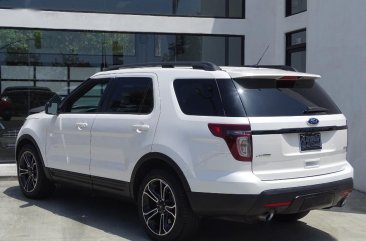 Selling White Ford Explorer 2015 in Pateros