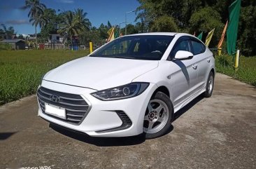  White Hyundai Elantra 2018 for sale in Manual