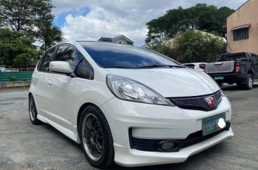 Selling Pearl White Honda Jazz 2013 in Quezon City