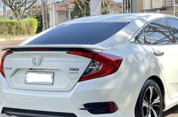 Selling White Honda Civic 2019