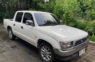 White Toyota Hilux 2001 for sale in Quezon