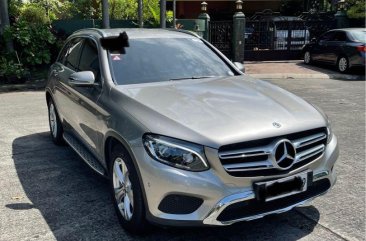 Selling Brightsilver Mercedes-Benz GLC200 2019 in Muntinlupa