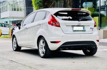 Selling White Ford Fiesta 2013 