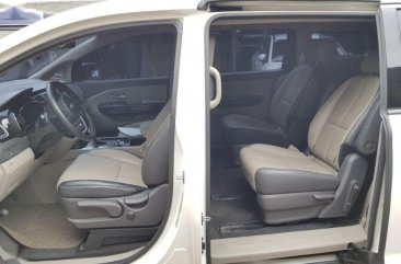 Pearl White Kia Carnival 2016 for sale in Pasig