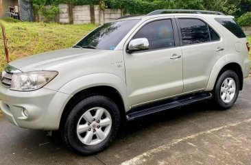Pearl White Toyota Fortuner 2011 for sale in Mandaluyong 