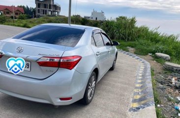 Selling Brightsilver Toyota Corolla Altis 2015 in Cainta