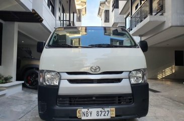 Selling White Toyota Hiace 2018 in Quezon City