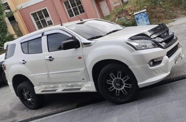 White Isuzu Mu-X 2015 for sale in Manual