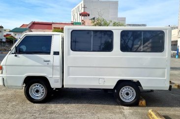 White Mitsubishi L300 2004 for sale in Las Piñas