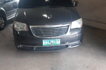 Selling Grey Chrysler Town And Country 2012 in Manila