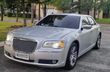 Selling Brightsilver Chrysler 300C 2012 in Las Piñas