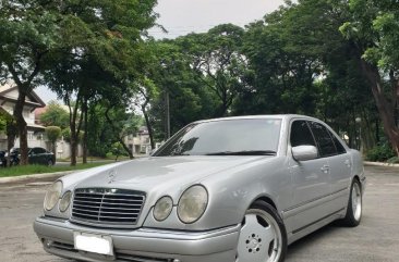 Selling Brightsilver Mercedes-Benz E-Class 1996 in Pasig