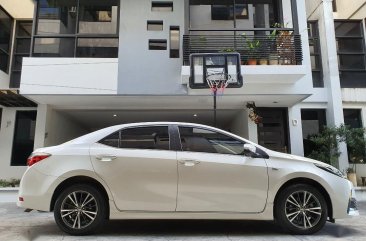 Selling Pearl White Toyota Altis 2018 in Quezon City