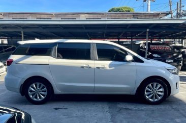 Selling White Kia Carnival 2017 in Las Piñas