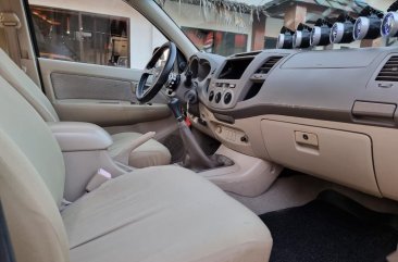 Selling Yellow Toyota Hilux 2005 in Pateros