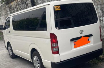 Selling White Toyota Hiace 2020 in Makati