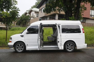 Selling White GMC Savana 2010 in Quezon