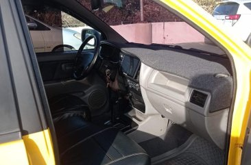 Selling Yellow Isuzu Crosswind 2003 in Caloocan