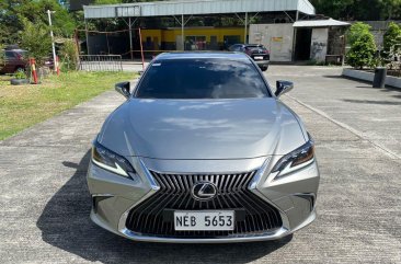 Selling Silver Lexus ES350 2019 in Pasig