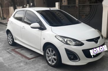 Selling White Mazda 2 2010 in Manila