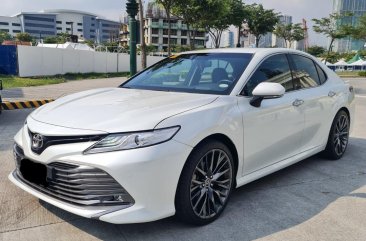 Selling Pearl White Toyota Camry 2019 in Pasig