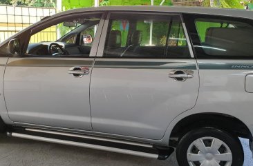 Selling Silver Toyota Innova 2011 in Las Piñas