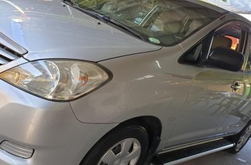 Selling Silver Toyota Innova 2011 in Las Piñas
