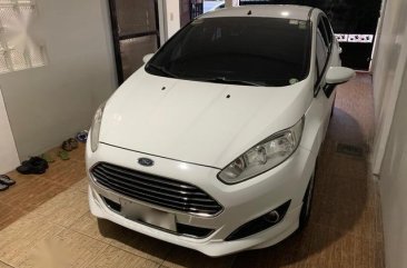 Selling White Ford Fiesta 2016 in Carmona