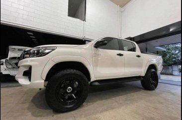 Selling Pearl White Toyota Hilux 2019 in Quezon