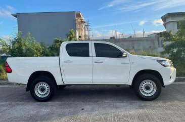 White Toyota Hilux 2016 for sale in Mandaluyong