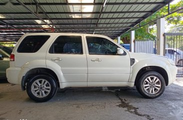 Selling White Ford Escape 2013 in Las Piñas