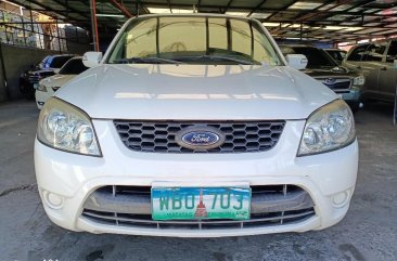 Selling White Ford Escape 2013 in Las Piñas