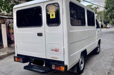 White Mitsubishi L300 2015 for sale in Las Piñas