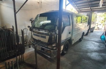 Selling White Isuzu Elf 2016 in Marikina