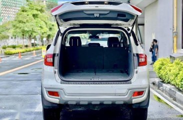 Selling White Ford Everest 2016 in Makati