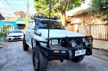 White Toyota Hilux 1999 for sale in Bacoor